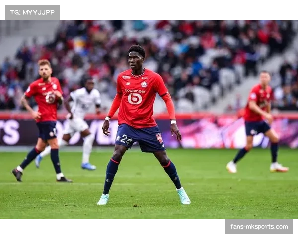 里昂中场三人组保持纵横距离 避免攻防转换时结构断裂